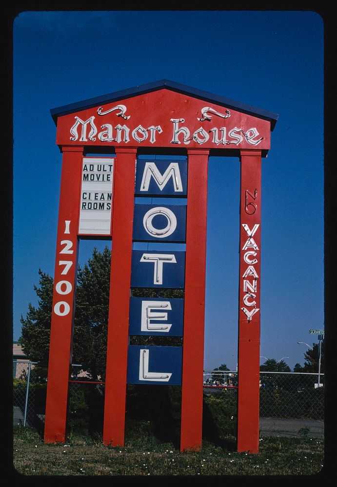 Manor House Motel sign, Aurora, Colorado (2004) photography in high resolution by John Margolies. Original from the Library…