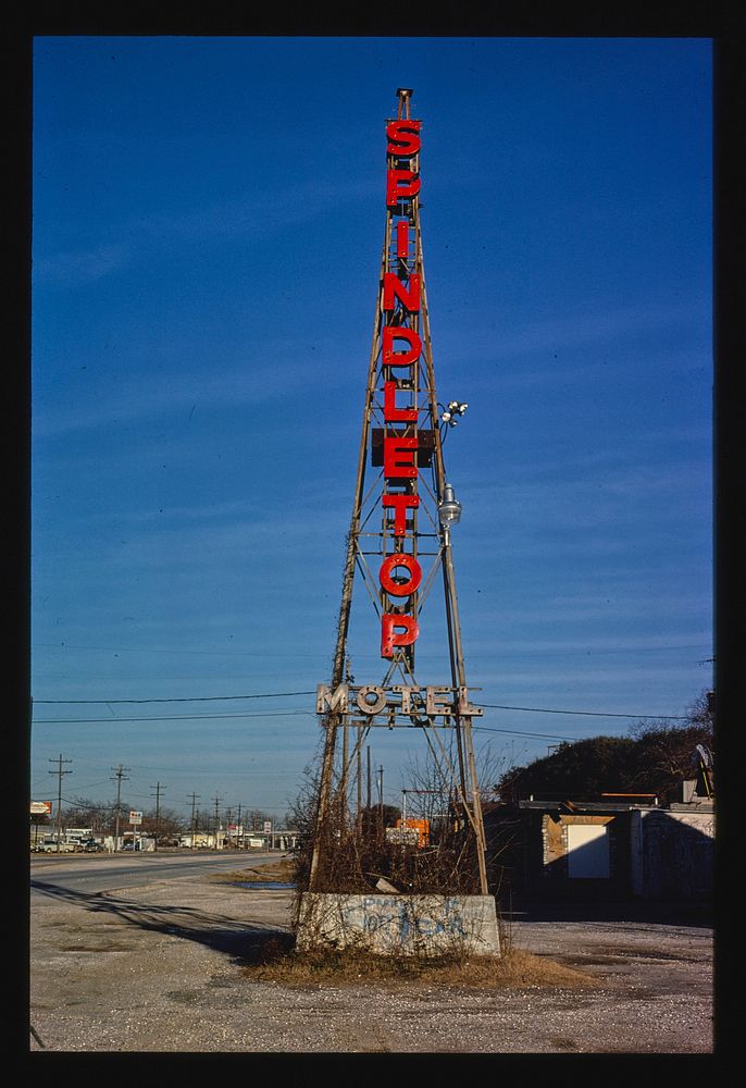 Spindletop Motel sign, Beaumont, Texas (1979) photography in high resolution by John Margolies. Original from the Library of…