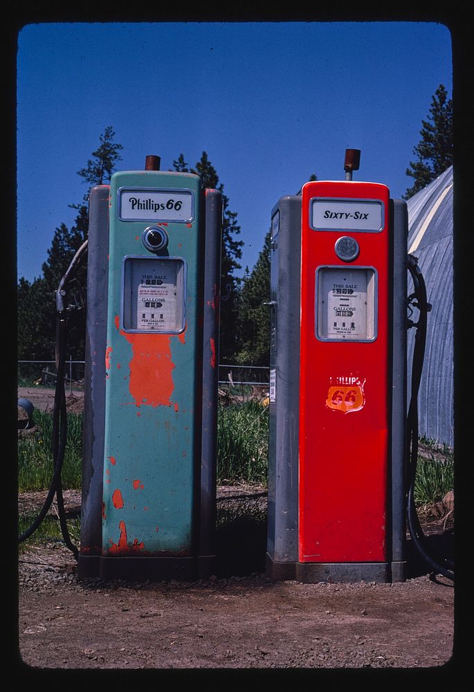 Phillips 66 gas pumps, Winchester, Idaho (1980) photography in high resolution by John Margolies. Original from the Library…