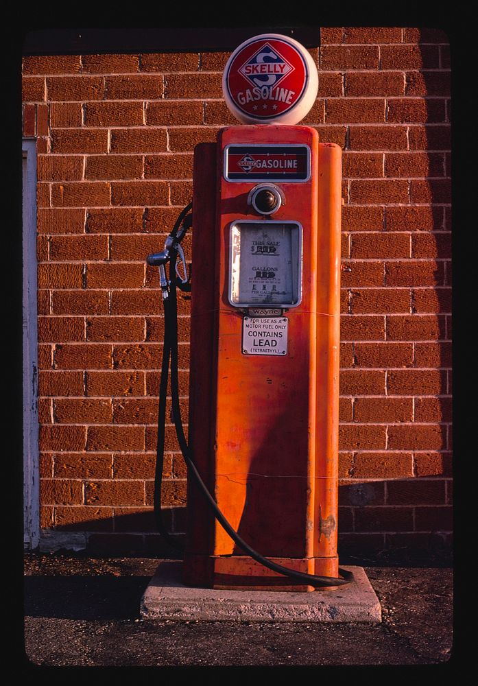 Skelly gas pump, Marshall, Minnesota (1980) photography in high resolution by John Margolies. Original from the Library of…