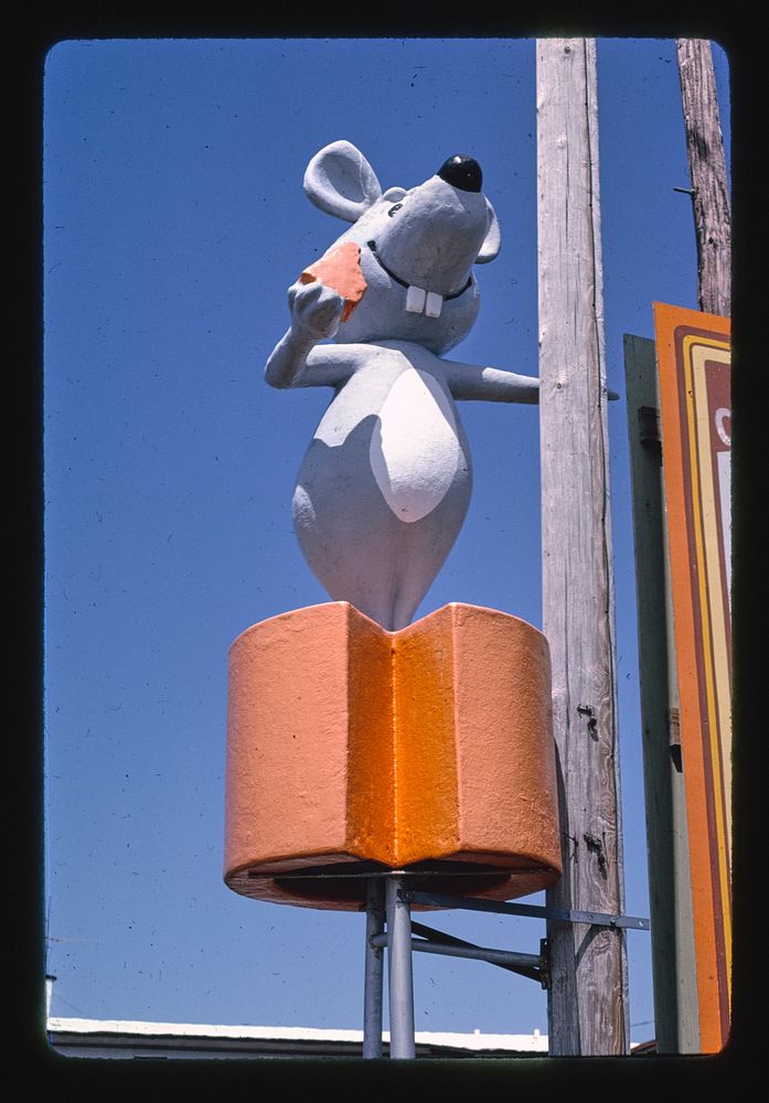 Renard's Cheese Shop mouse sign, angle 1, Route 5, Clay Banks, Wisconsin (1992) photography in high resolution by John…