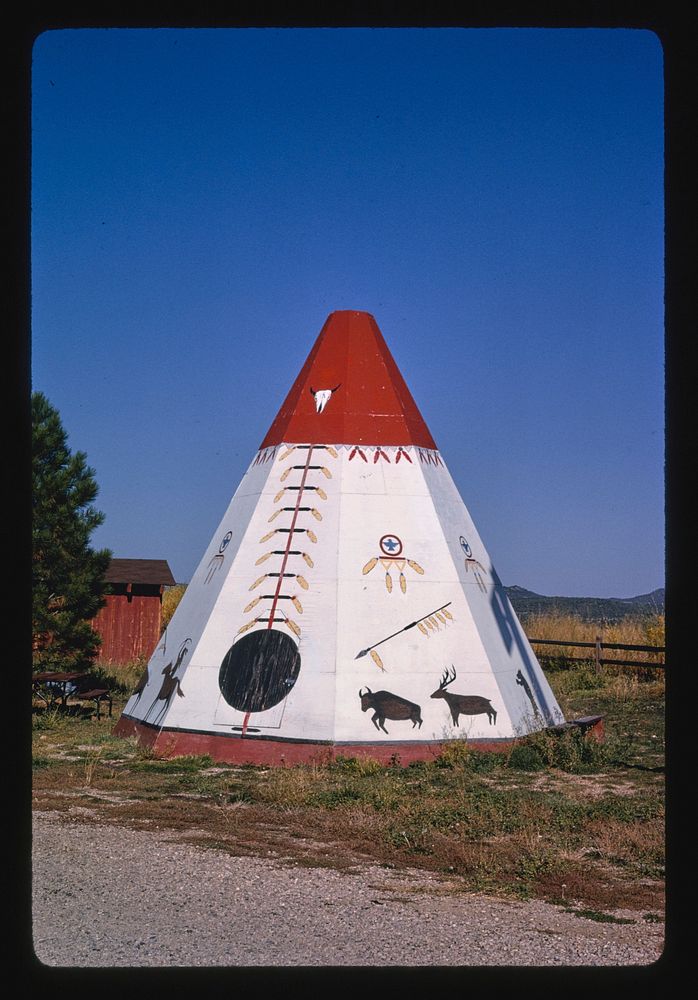 Teepee, The Hogan Indian Arts and Crafts, Route 160, Mancos, Colorado (1991) photography in high resolution by John…