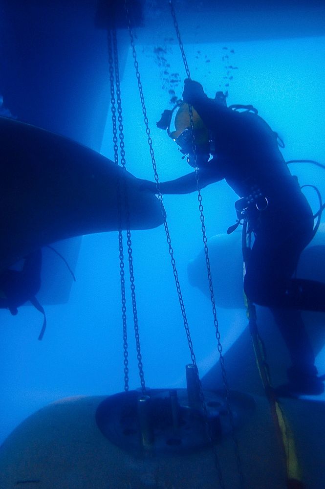 SOUDA BAY, Greece (Jan. 12, 2016) Divers assigned to Mid Atlantic Regional Maintenance Center Norfolk, Virginia, perform…