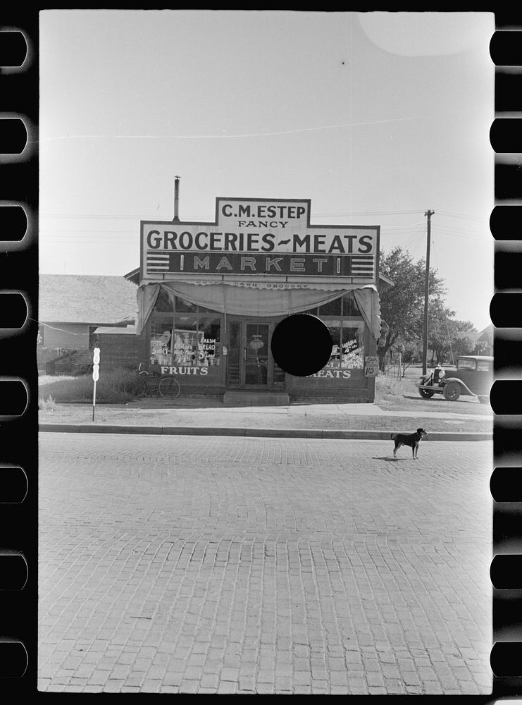 [Untitled photo, possibly related to: Grocery store. Salina, Kansas]. Sourced from the Library of Congress.