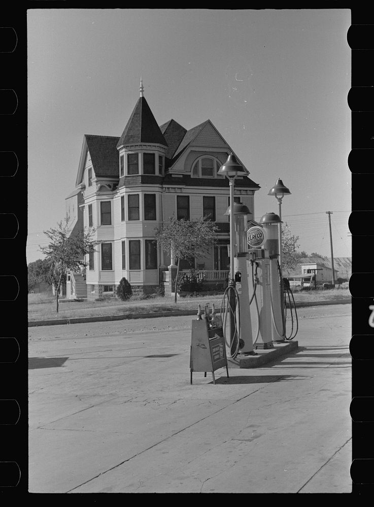 Old house on the edge of town. Minneapolis, Kansas. Sourced from the Library of Congress.