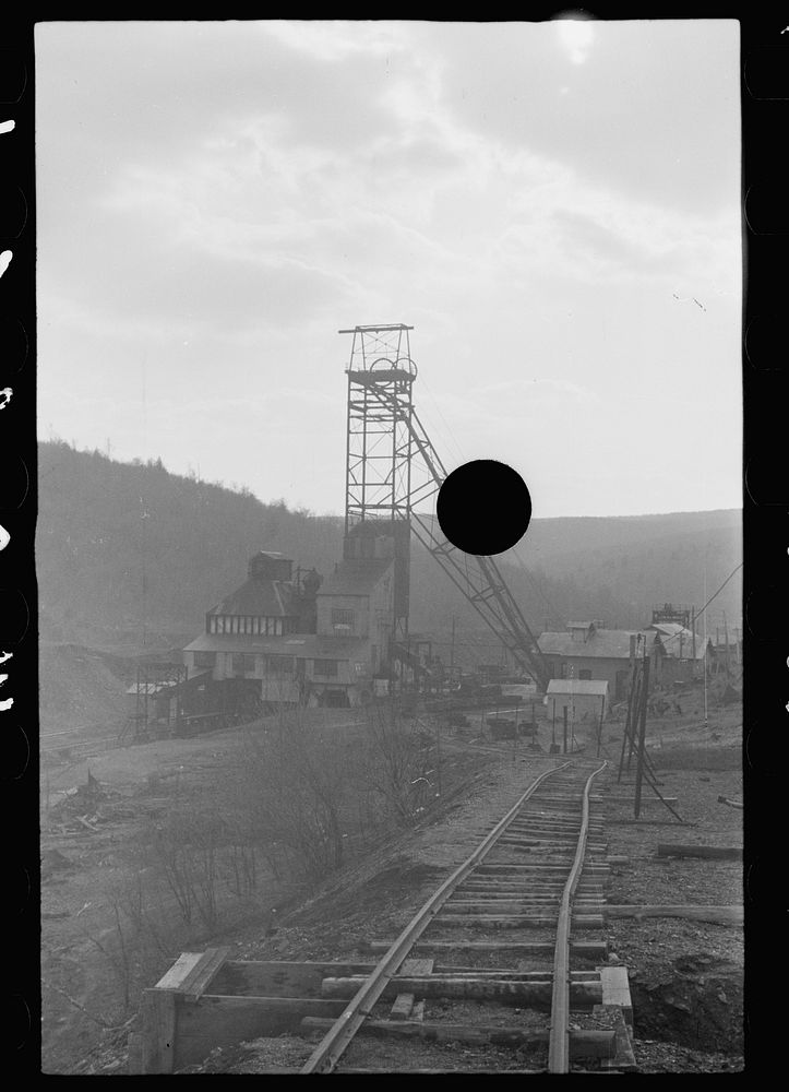 [Untitled photo, possibly related to: Mine tipple, Kempton, West Virginia]. Sourced from the Library of Congress.