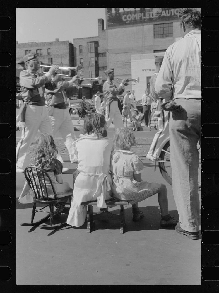 Children watching parade, Letter Carriers Convention, Milwaukee, Wisconsin. Sourced from the Library of Congress.
