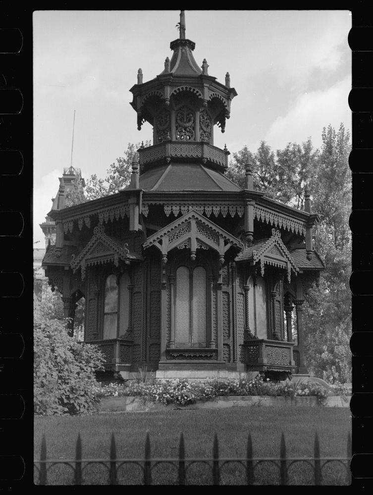 Lawn house, Milwaukee, Wisconsin. Sourced from the Library of Congress.