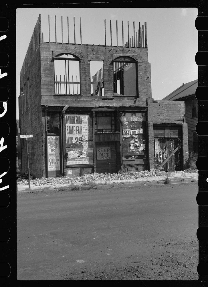 Old building being razed, Minneapolis, Minnesota. Sourced from the Library of Congress.