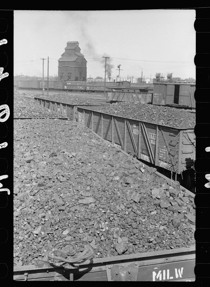 Freight cars loaded with coal, Minneapolis, Minnesota. Sourced from the Library of Congress.