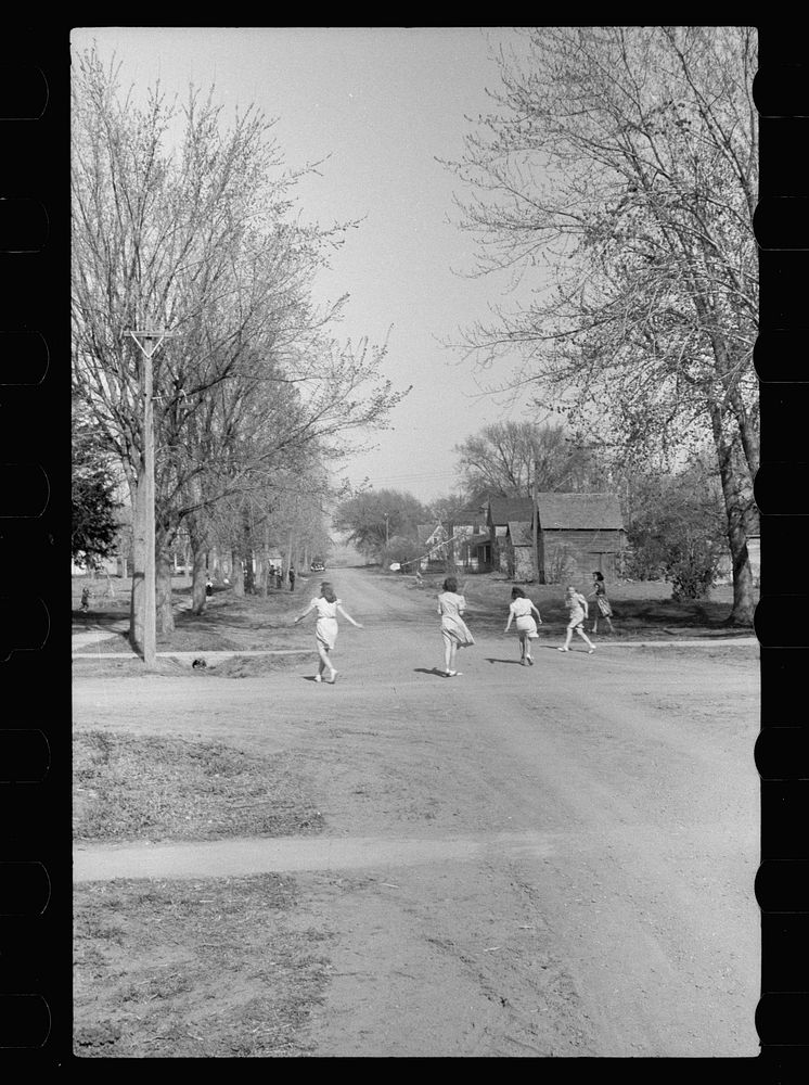 Children playing in the street, Woodbine Iowa. Sourced from the Library of Congress.