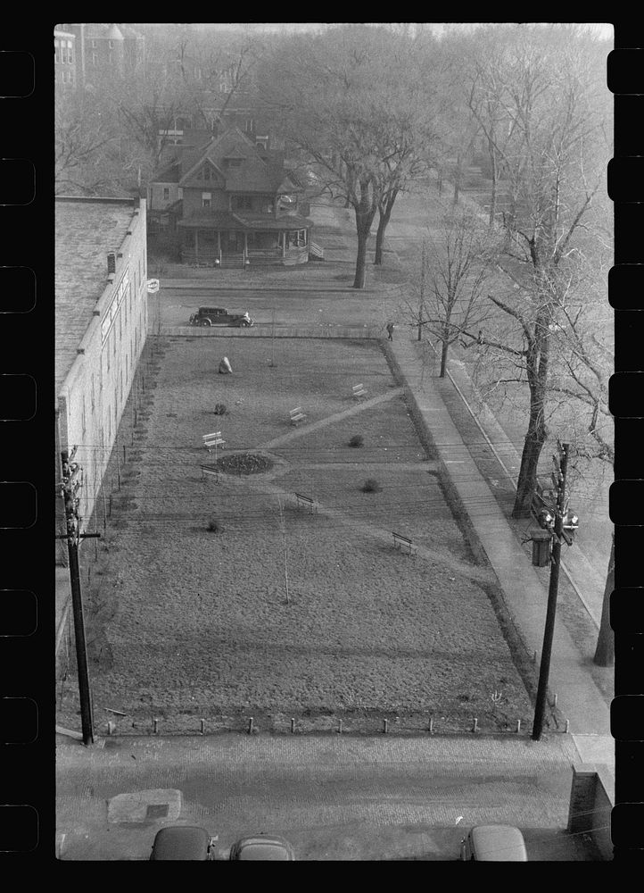 [Untitled photo, possibly related to: Park Square, Marshalltown, Iowa]. Sourced from the Library of Congress.