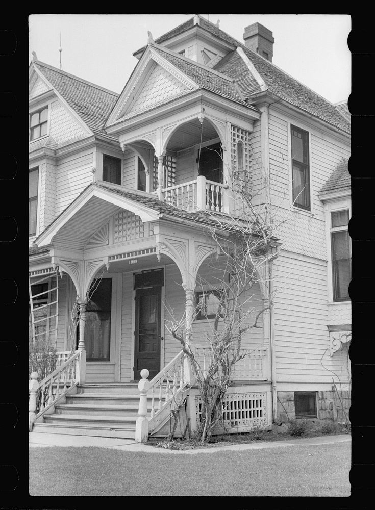 Residence, Grundy Center, Iowa. Sourced from the Library of Congress.
