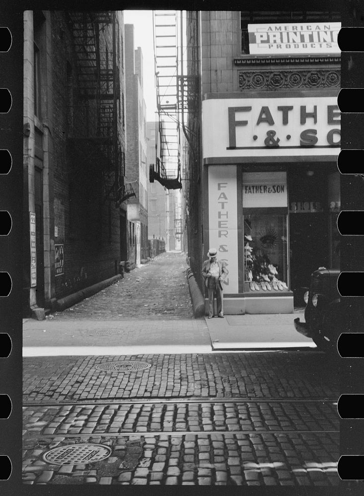 Alley, downtown Chicago, Illinois. Sourced from the Library of Congress.