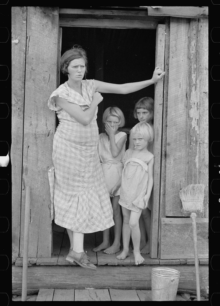 Wife and children of sharecropper in Washington County, Arkansas. Sourced from the Library of Congress.