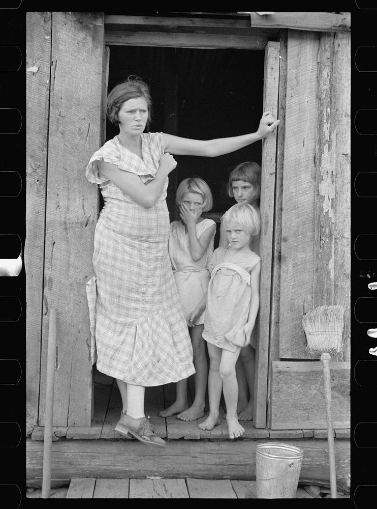 Wife and children of sharecropper in Washington County, Arkansas. Sourced from the Library of Congress.