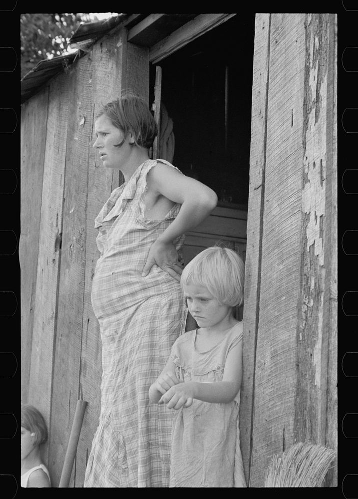 Wife and child of a sharecropper, Washington County, Arkansas. Sourced from the Library of Congress.
