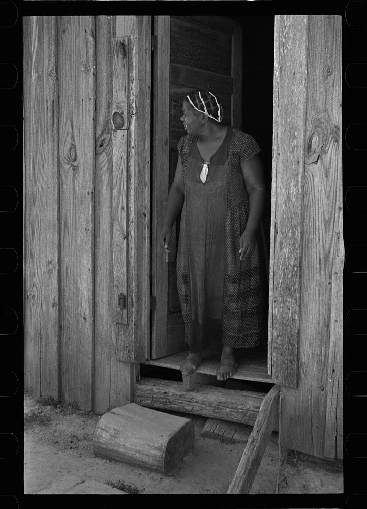 Wife of  sharecropper, Tupelo, Mississippi. Sourced from the Library of Congress.