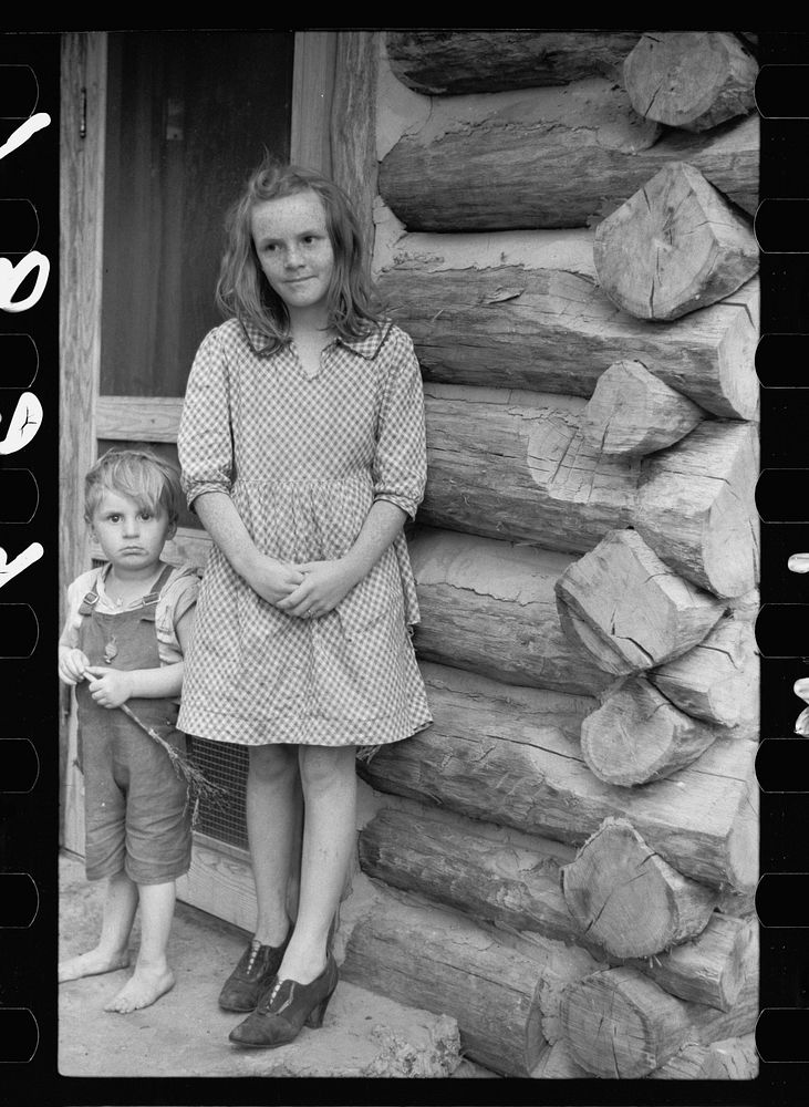 Children living in log cabin of Missouri, Ozark country. Sourced from the Library of Congress.