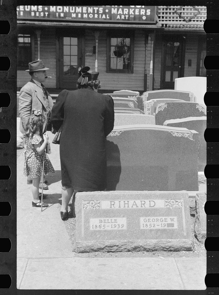 [Untitled photo, possibly related to: Tombstone salesman, Des Moines, Iowa]. Sourced from the Library of Congress.