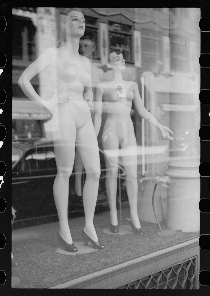 Department store models, Chicago, Illinois. Sourced from the Library of Congress.