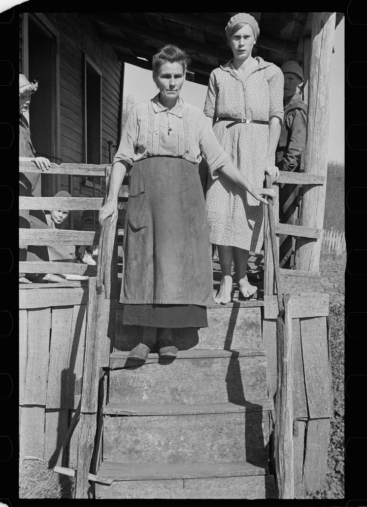 [Untitled photo, possibly related to: Fanny Corbin, the mother of twenty-two children, Shenandoah National Park, Virginia].…