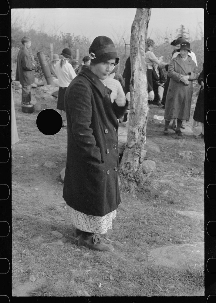 [Untitled photo, possibly related to: Mrs. Eddie Nicholson, who frequently goes to the nearby resort to beg, Shenandoah…