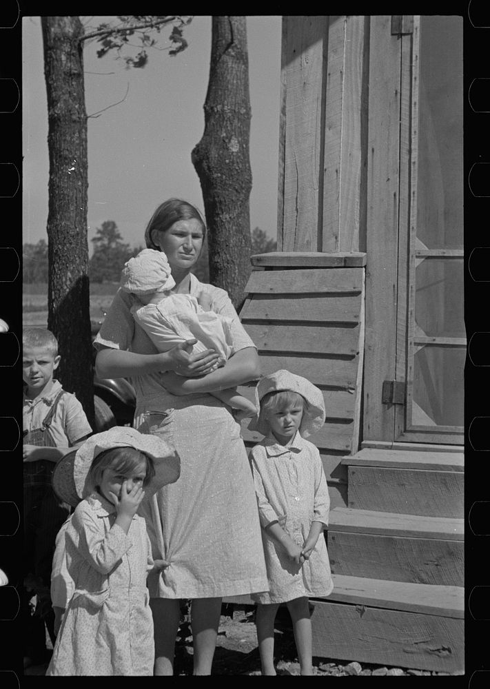 Wife and children of resettled farmer, Jackson County, Alabama. Sourced from the Library of Congress.
