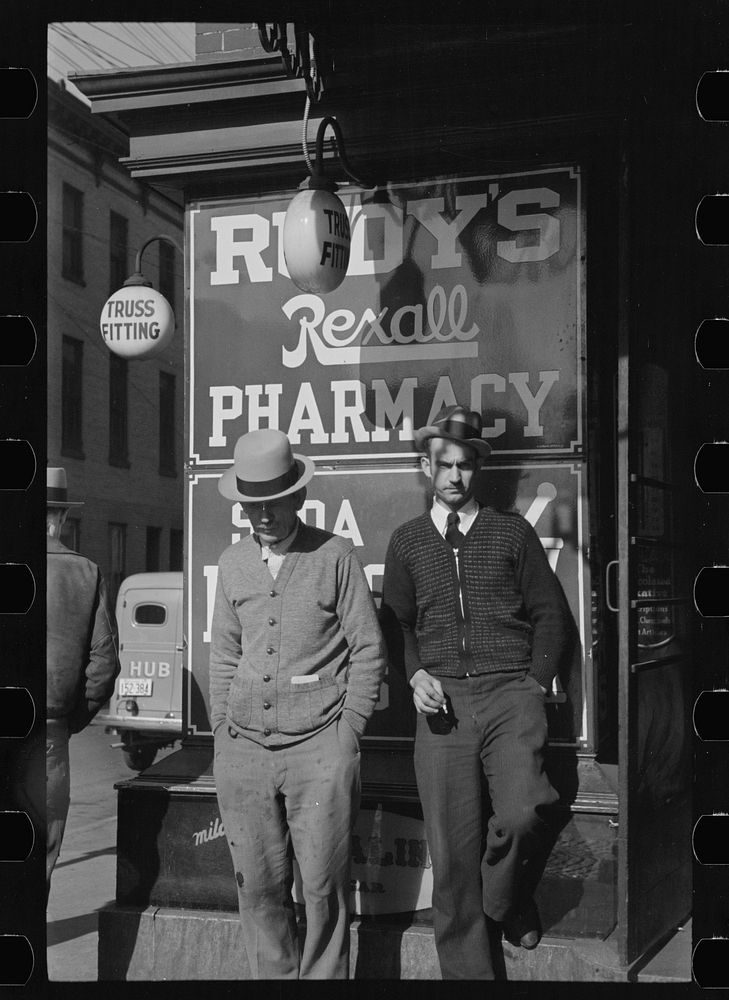 Men on main street, Saturday afternoon, Hagerstown, Maryland. Sourced from the Library of Congress.