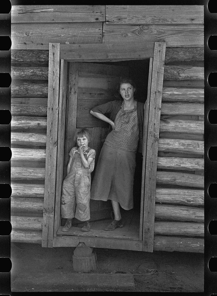 Wife and child of Alabama sharecropper, Walker County, Alabama. Sourced from the Library of Congress.
