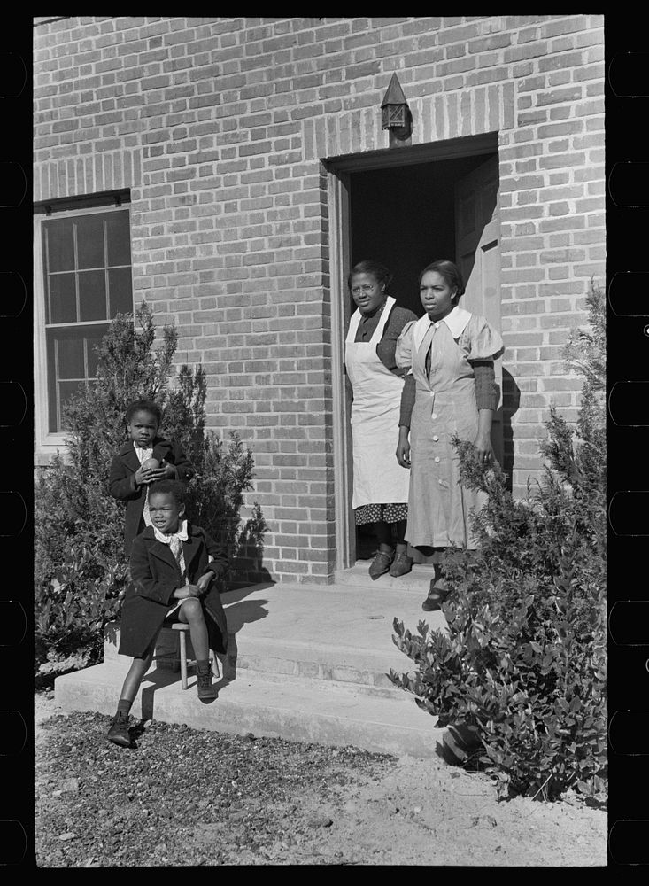 [Untitled photo, possibly related to: Moving into Newport News Homesteads, Virginia]. Sourced from the Library of Congress.