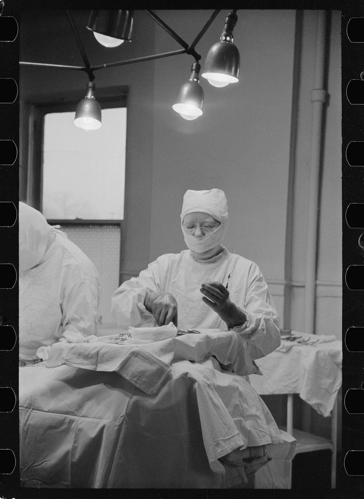 Surgical nurse, Herrin Hospital (private), Herrin, Illinois. Sourced from the Library of Congress.