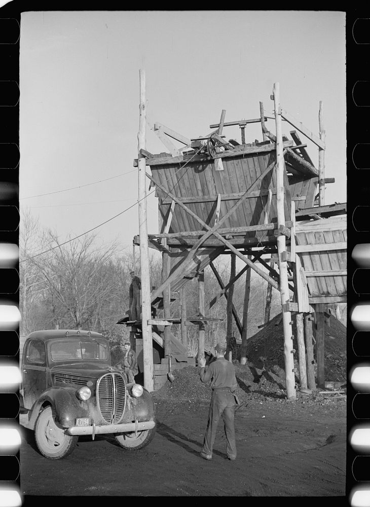 Loading a truck at gopher hole, Williamson County, Illinois. Sourced from the Library of Congress.