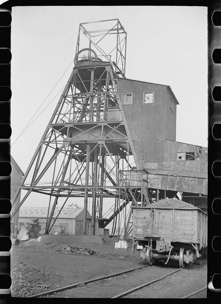 Old Ben No. 8 mine, West Frankfort, Illinois (see 26940). Sourced from the Library of Congress.