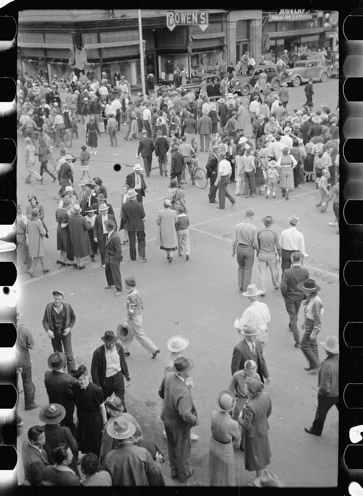 Crowd dispersing after Go Western parade, Billings, Montana. Sourced from the Library of Congress.