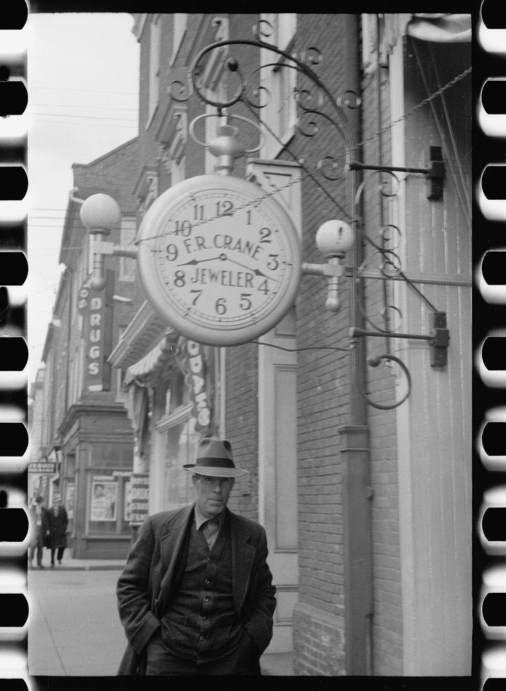 [Untitled photo, possibly related to: Men on main street, Winchester, Virginia]. Sourced from the Library of Congress.