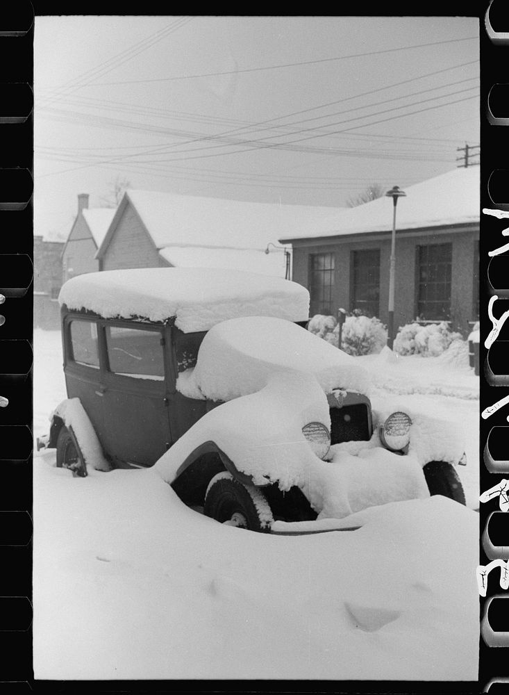 Auto in snow drift, Chillicothe, Ohio. Sourced from the Library of Congress.