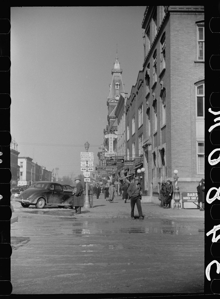 [Untitled photo, possibly related to: Main street, Chillicothe, Ohio]. Sourced from the Library of Congress.