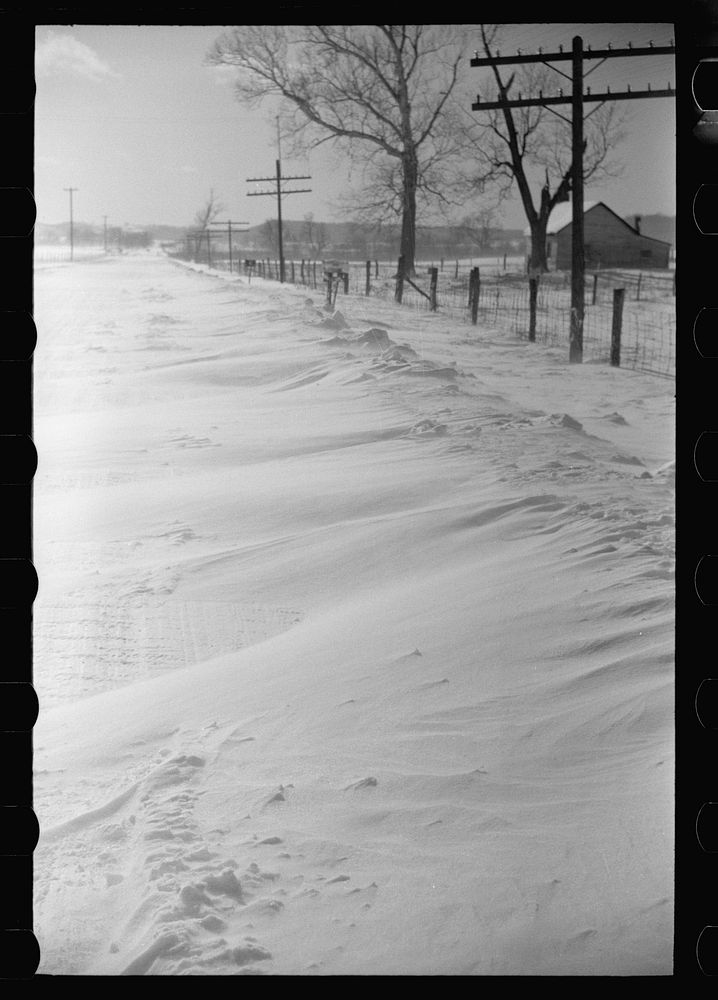 Snowdrifts on Highway U.S. 50, Ross County, Ohio. Sourced from the Library of Congress.