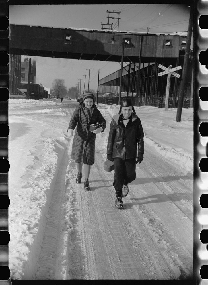 Children going home from school, Chillicothe, Ohio. Sourced from the Library of Congress.