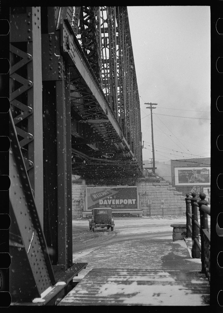 Bridge across Mississippi, Davenport, Iowa. Sourced from the Library of Congress.