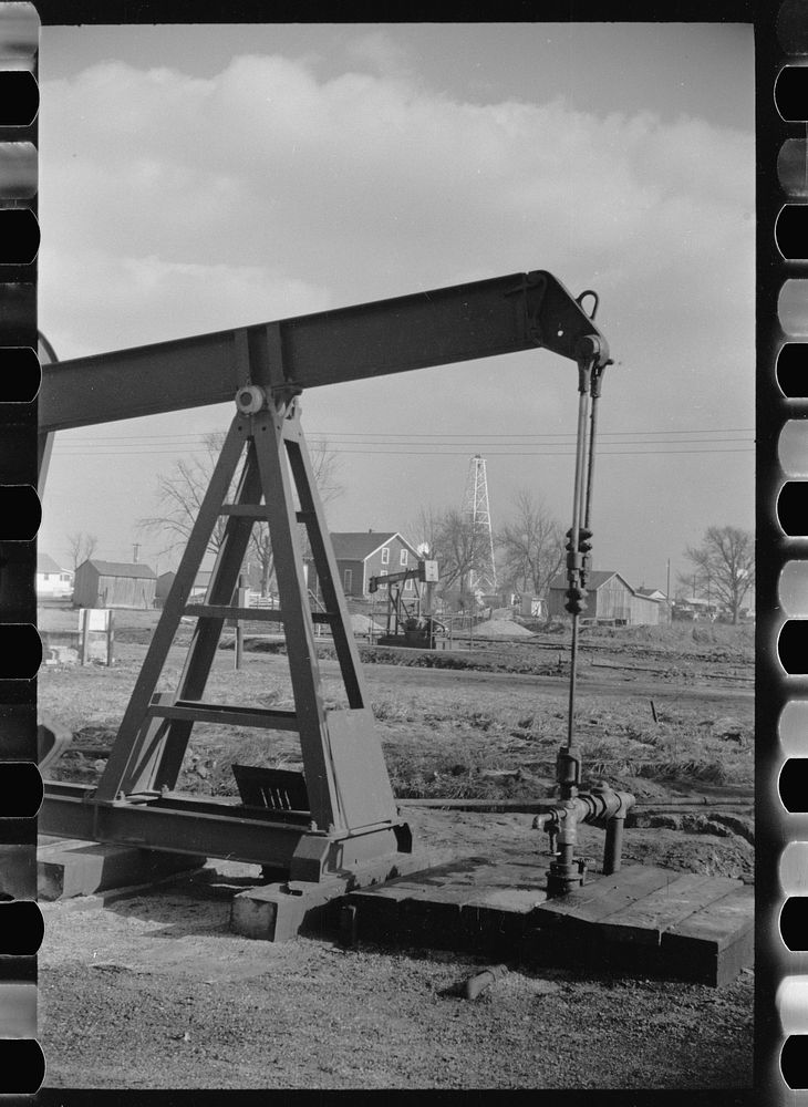 [Untitled photo, possibly related to: Oil wells, Marion County, Illinois]. Sourced from the Library of Congress.