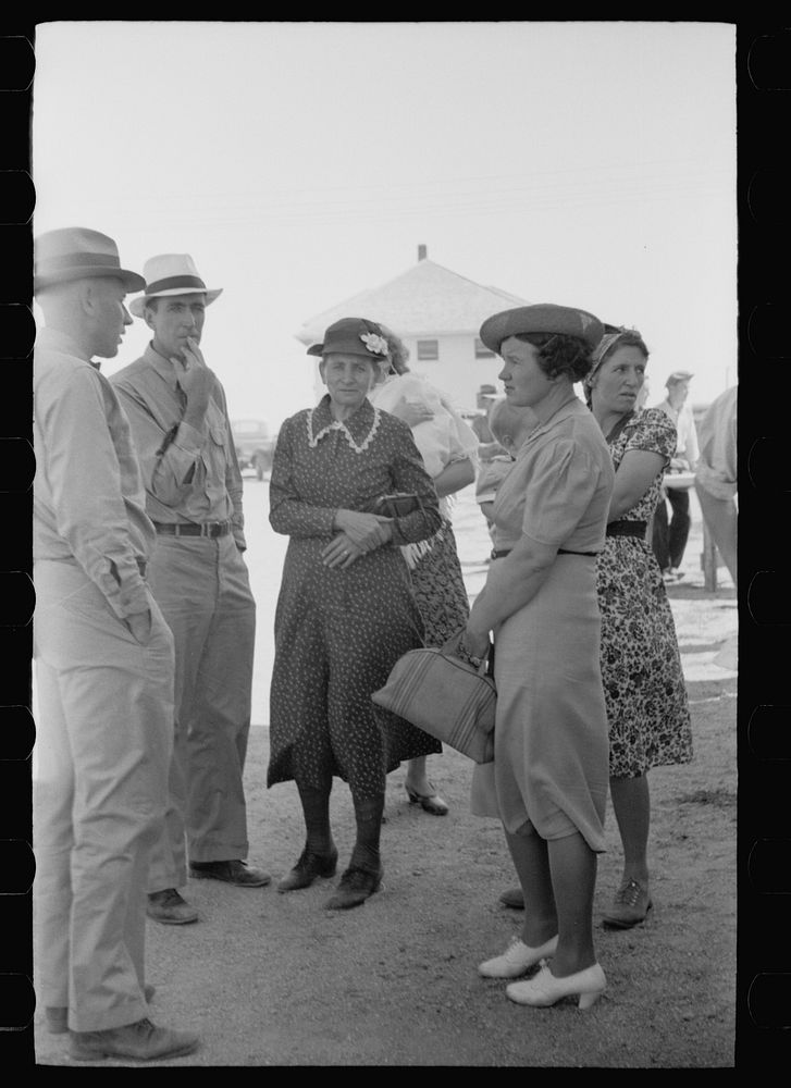 Farmers and wives at field day, U.S. Dry Land Experiment Station, Akron, Colorado. Sourced from the Library of Congress.