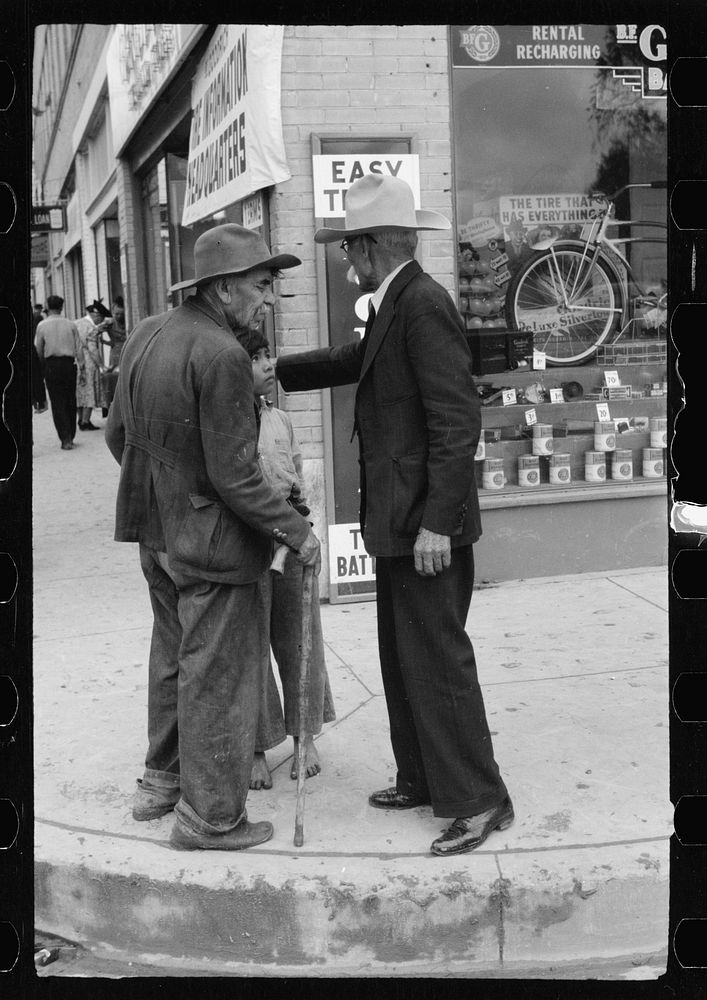 Mexicans on street corner, Brownsville, Texas. Sourced from the Library of Congress.