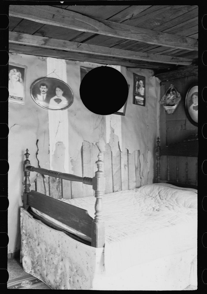 [Untitled photo, possibly related to: Interior of cabin shown in RA 4015-M4]. Sourced from the Library of Congress.