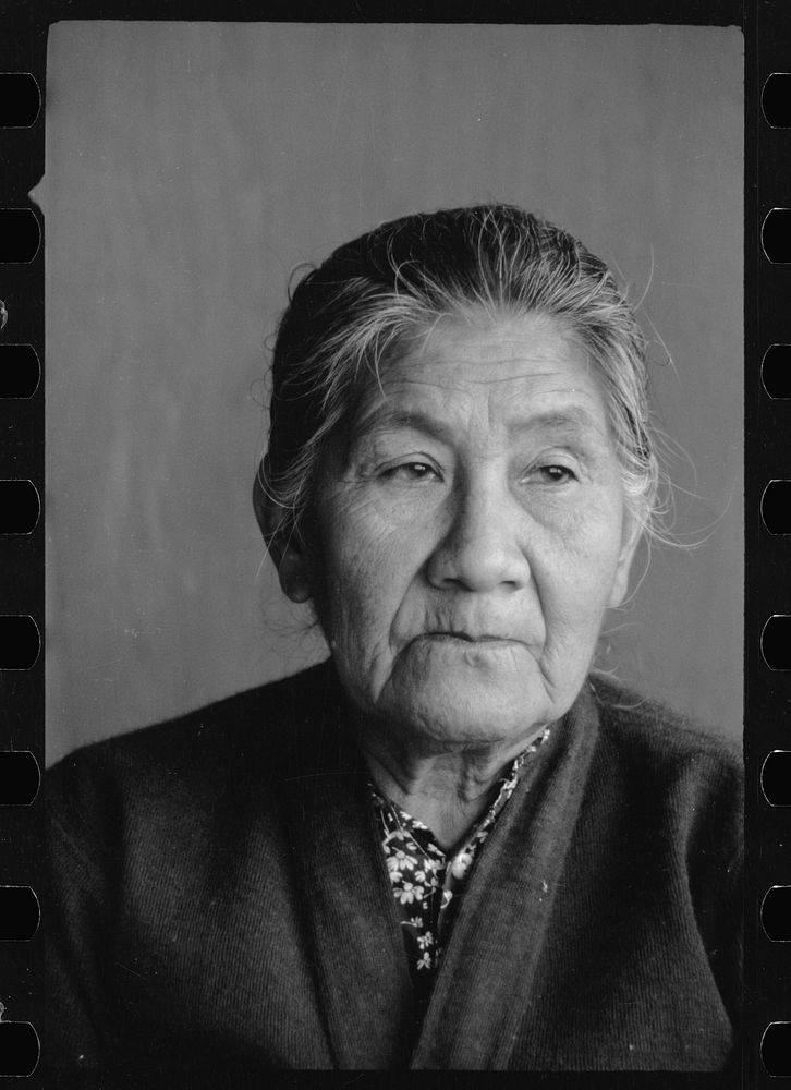 Migratory worker's wife, FSA (Farm Security Administration) camp, Harlingen, Texas. Sourced from the Library of Congress.