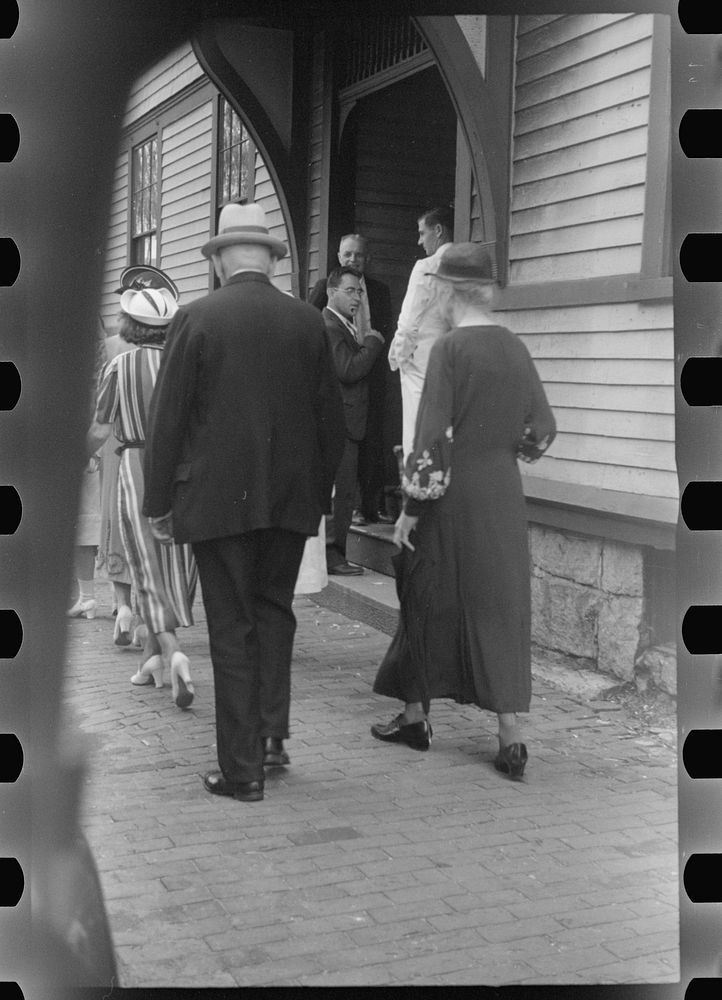 [Untitled photo, possibly related to: Women talking, Manchester, New Hampshire]. Sourced from the Library of Congress.