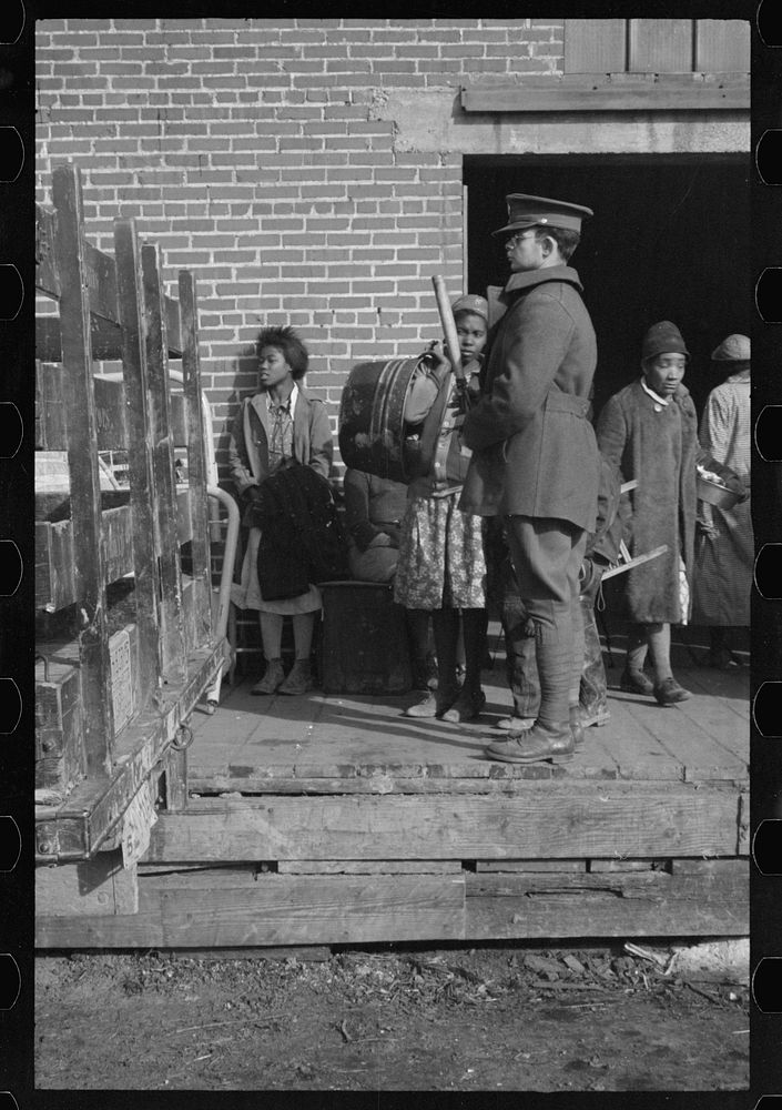 [Untitled photo, possibly related to: Awaiting registration in the camp for  flood refugees at Forrest City, Arkansas].…