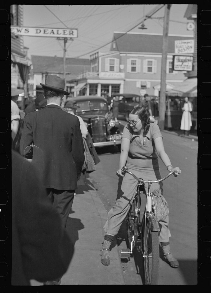 [Untitled photo, possibly related to: Street scene, Provincetown, Massachussetts]. Sourced from the Library of Congress.