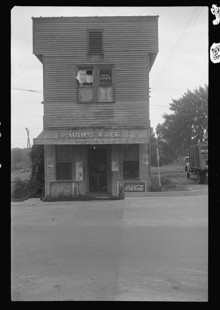 Old building, Crossville, Tennessee. Sourced from the Library of Congress.